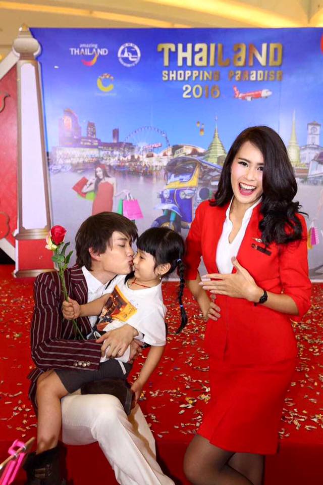 Mỹ nam của xứ sở chùa Vàng dành ngay cho fan nhí một nụ hôn khi cô nhóc lên tặng hoa.