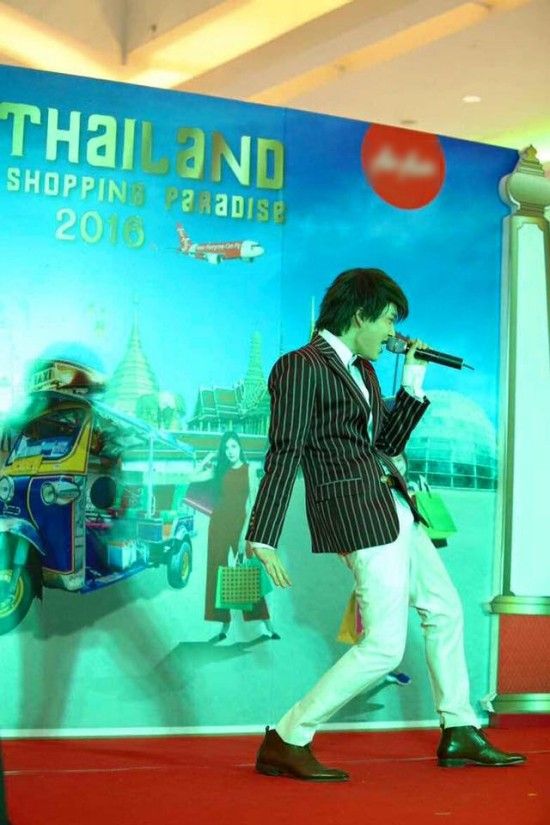 Anh chàng tự tin khoe vũ đạo bắt mắt, điêu luyện.