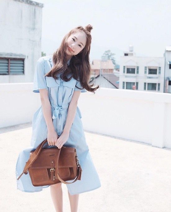 Gương mặt thánh thiện như búp bê của Pimtha rất hợp với tóc búi mái. Kiểu tóc giúp cô nàng trông càng trẻ thơ. 