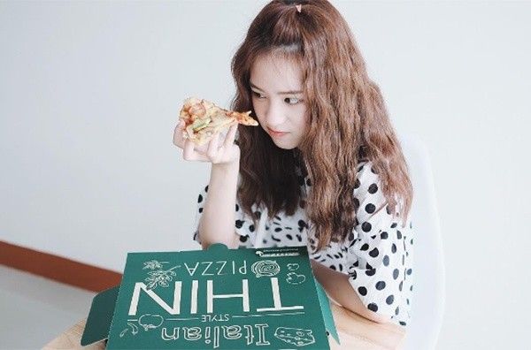 Để tóc xoăn dài buông xõa, hot girl Thái Lan vẫn buộc túm phần mái lên để tránh nóng, gương mặt lại sáng sủa dễ thương hơn. 