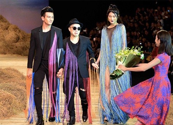 Thúy Vân "ngượng chín mặt" vì bị NTK Đỗ Mạnh Cường từ chối nhận hoa.