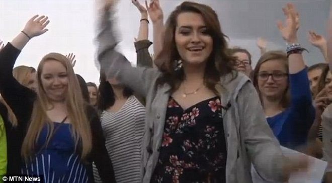 Hàng loạt nữ sinh trung học thả rông ngực đến trường trong cuộc biểu tình ủng hộ nữ sinh Kaitlyn