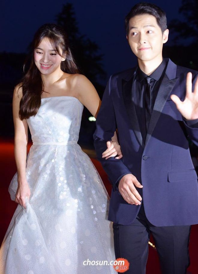 Song Joong Ki và Song Hye Kyo ngày càng có nhiều khoảnh khắc tình cảm.