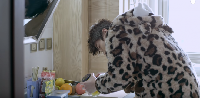 Hàng Hàng nhận được một cuộc gọi cầu cứu của Lương Trạch chỉ để hỏi... cách mở lọ đào.