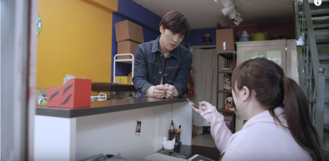 Sáng hôm sau, sau khi dành cả đêm để đọc sách cộng thêm hai ngày Lương Trạch không đến tiệm nên Hàng Hàng đâm ra ngơ ngác đến nỗi lấy nhầm hàng cho khách. Nhờ lời khuyên của Hải Hồng, Hàng Hàng đã gọi điện thoại cho Lương Trạch - chuyện rất đơn giản mà anh không nghĩ đến.