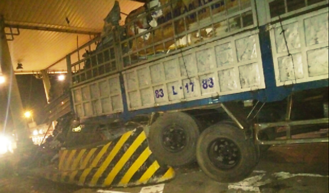 Sau khi tuột dốc hơn 2 km, ôtô tải đâm vào Trạm thu phí cầu Cần Thơ. Ảnh: Cửu Long