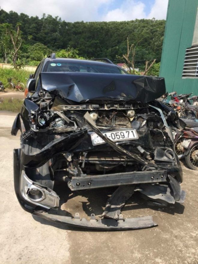 Toyota Fortuner bị đâm nát đầu.