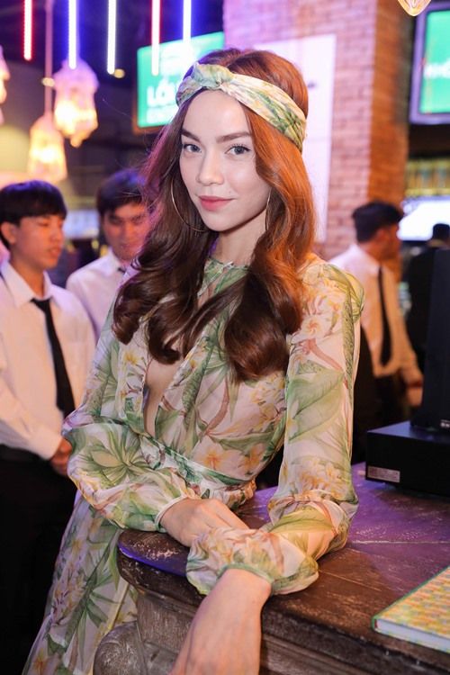 Khăn turban cùng họa tiết và màu sắc với trang phục cũng là một gợi ý hay ho cho phái đẹp.