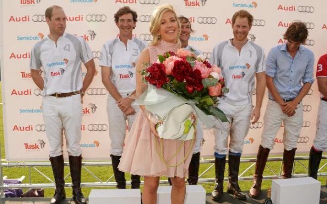 100078954_LONDON_ENGLAND_-_MAY_28__Ellie_Goulding_C_is_presented_with_flowers_as_players_L_to_R_Prin-large_trans++hQelLrTDvVmMF_2MRiRVvWqn38Vyqh45ZaasH75-zV4