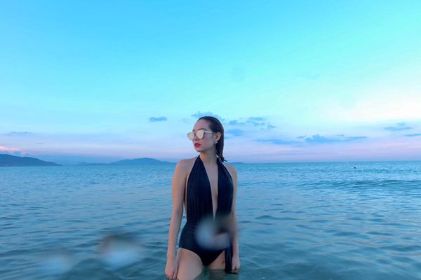 Ngoài bộ ảnh với bikini trắng, Minh Hằng cũng không quên "đốt mắt" fan với trang phục áo tắm gợi cảm khác ở biển.