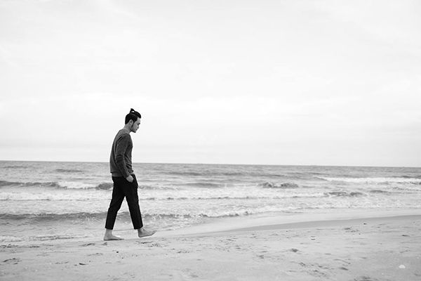 Quang Vinh cô đơn giữa bãi biển mênh mông...