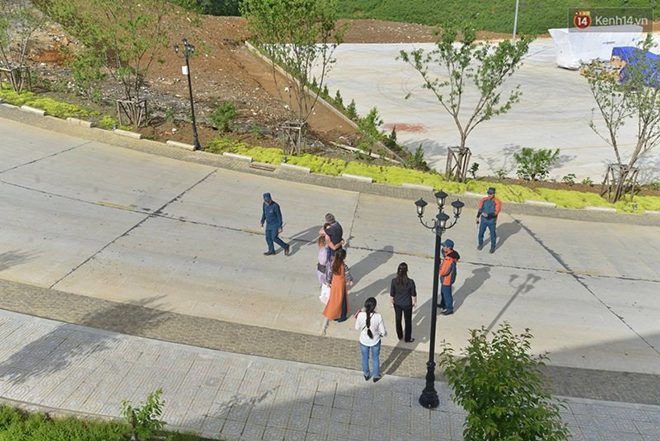 Người nhà của Aiden Webb đã chờ sẵn ở ngoài để đón thi thể anh được lực lượng cứu hộ đưa lên. 