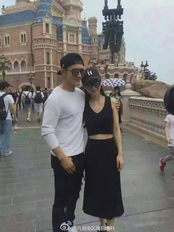 Huỳnh Hiểu Minh và Angela Baby tình cảm tay trong tay khi đi công viên.