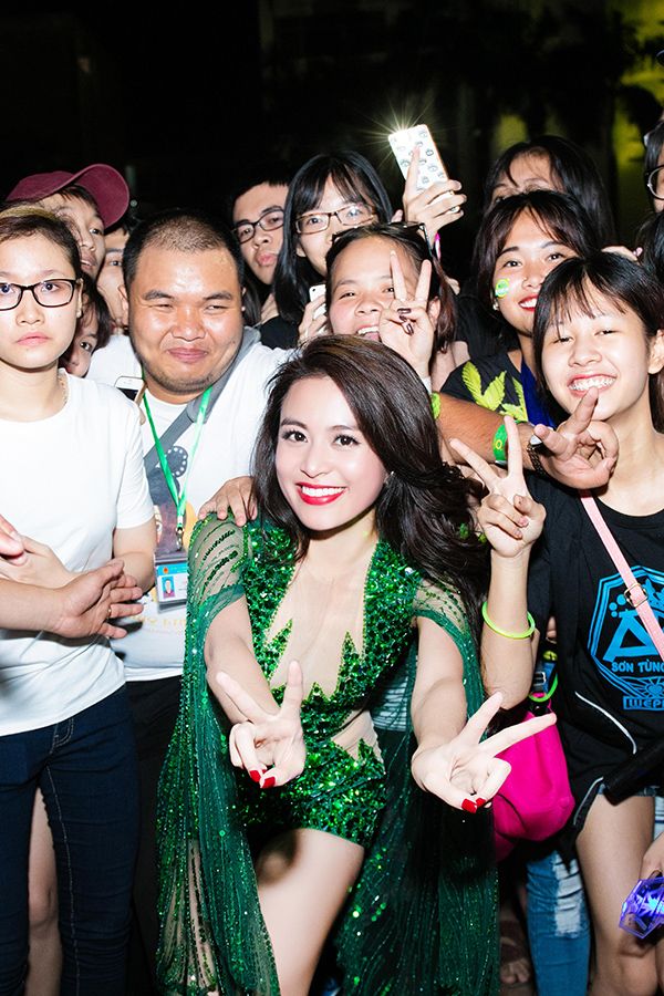 Kết thúc phần trình diễn, Hoàng Thùy Linh vẫn nán lại giao lưu, chụp hình cùng với fan. Không ít người "rớt nước mắt" khi biết được thần tượng vừa chạy bốn show trong một ngày. Ai ai cũng hy vọng Hoàng Thùy Linh phải giữ gìn sức khỏe, không bị bệnh.