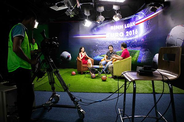 Buổi sáng, Hoàng Thùy Linh khách mời trong chương trình 'Bình luận Euro 2016' tại trường quay của VTV.