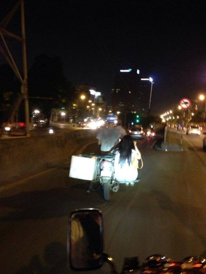 Phong cách chở người yêu cực lạ trên đường phố Hà Nội. (Ảnh: Hải Linh Nguyễn) 