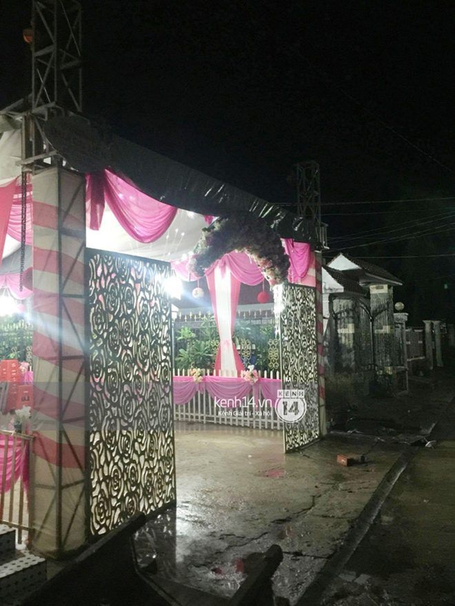 Khu vực cổng nhà của Kỳ Hân được trang hoàng lộng lẫy. Một nguồn tin cho biết, căn nhà cô xây cho bà ngoại ở sát bên cũng đã được xây dựng hoàn tất.