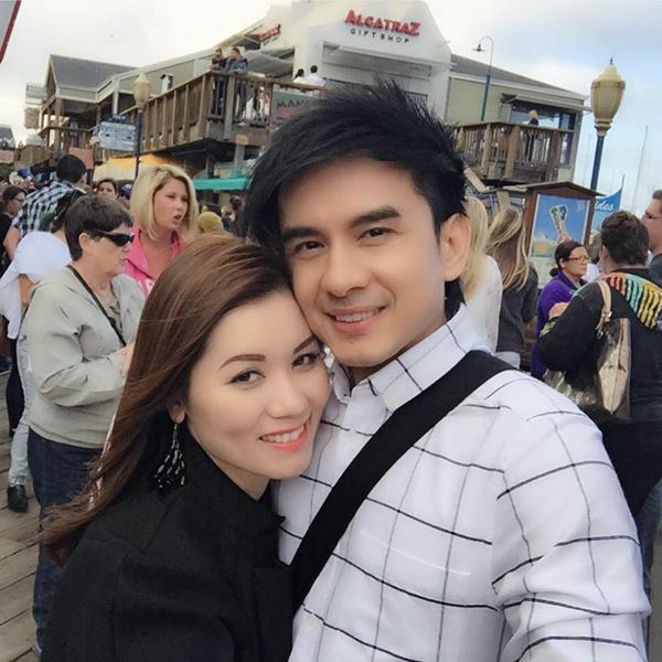 Hình ảnh hiếm hoi hai vợ chồng anh Bo đổi chỗ đứng mỗi khi selfie.