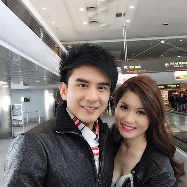 Thật tình cờ, dù chụp ở bất cứ nơi đâu, Đan Trường và Thủy Tiên đều chọn góc ảnh giống hệt nhau.