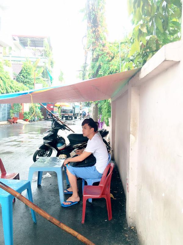 Không hiểu Hồ Quang Hiếu đi dép xỏ ngón ngồi trú mưa ở một quán nước ven đường.