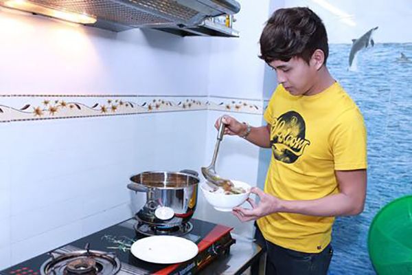 Đi chợ, nấu ăn đã là một trong những sở thích của Hồ Quang Hiếu.