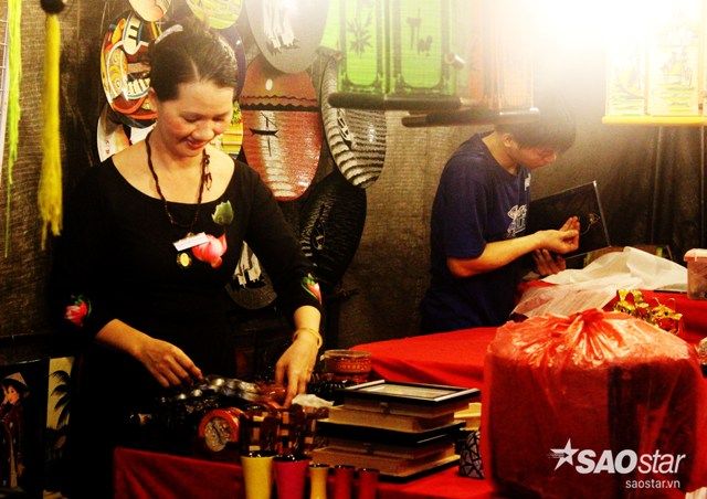 Tuy mệt nhọc nhưng họ vẫn vui vẻ thực hiện công việc của mình