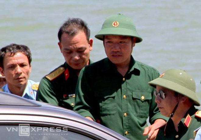 Thiếu tá Nguyễn Hữu Cường lên xe về đơn vị.