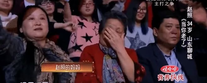 Bà Triệu lặng lẽ gạt lệ khi nghe con trai hát