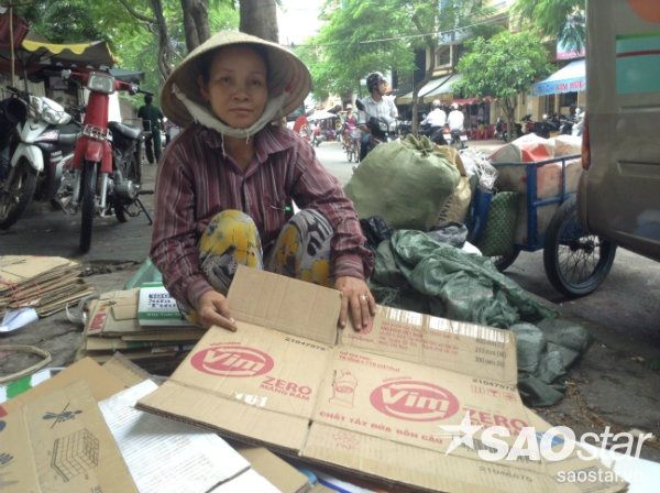 Chị Thùy, quê ở Bình Định, đã gắn bó với nghề nhặt ve chai suốt 20 năm