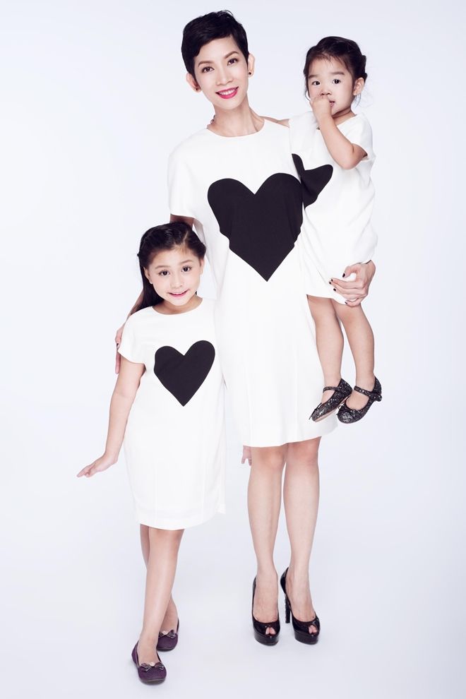 Diện trang phục giống nhau trong bộ ảnh mới, ba mẹ con Xuân Lan nhanh chóng chiếm được tình cảm người hâm mộ. Người đẹp liên tục dành những nụ cười rạng rỡ, thoải mái khi ở cạnh hai con.