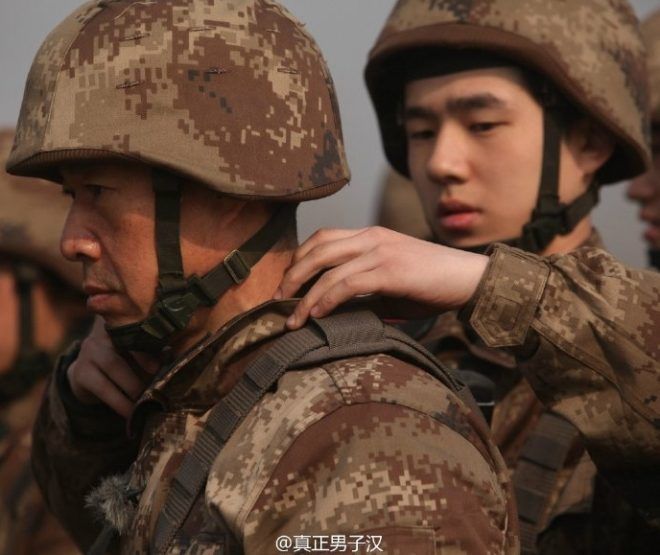 Lưu Hạo Nhiên rất ngoan ngoãn và lễ phép với đàn anh. Cậu đang bóp vai cho nam diễn viên Trương Phong Nghị.