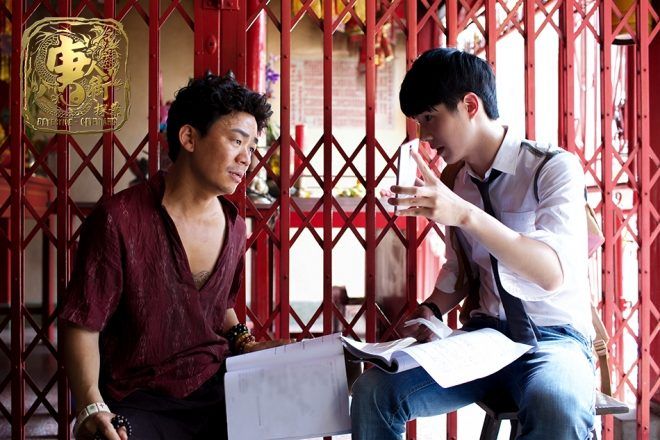 Hạo Nhiên nghiêm túc thảo luận diễn xuất với đàn anh Vương Bảo Cường.