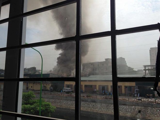 Ngọn lửa lớn bốc lên khiến khói cuộn lên cao hàng chục mét. (Ảnh: Facebook)
