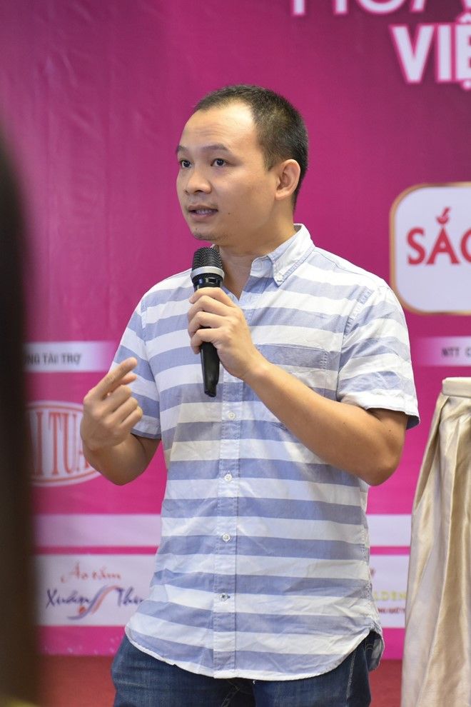 Lại Bắc Hải Đăng hướng dẫn các thí sinh ở buổi bốc thăm.