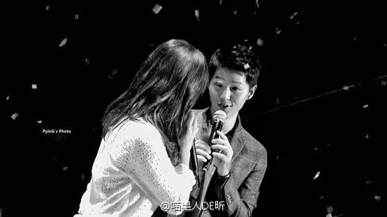 Khoảng khắc hai mắt nhìn nhau khi hai người song ca.