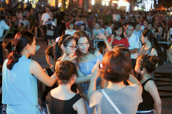 Không chỉ dừng lại ở việc kêu gọi người dân xuống biển dọn rác, chương trình sẽ trở thành một đường dây nóng để bất cứ ai cũng có thể phản ánh những vấn đề đe dọa môi trường biển, tổ chức Đại nhạc hội mỗi Quý một lần tại các địa phương. Thông qua âm nhạc, qua tiếng nói của các nghệ sĩ, ca sĩ, gương mặt ưu tú ở các lĩnh vực trong xã hội, ê-kíp thực hiện chương trình hy vọng thông điệp sẽ được truyền tải mạnh mẽ hơn.