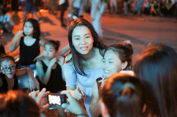 Dù để mặt mộc nhưng Thu Minh vẫn vui vẻ, thân thiện giao lưu với người hâm mộ ở Thanh Hóa.