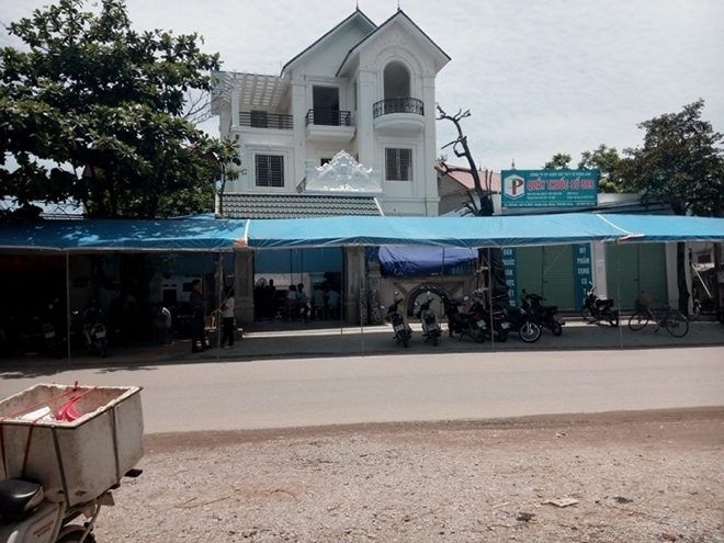 Bà con đến chia buồn cùng gia đình Thượng tá Khải tại ngôi nhà của em trai và bố đẻ, hiện vợ chồng anh cha có nhà riêng