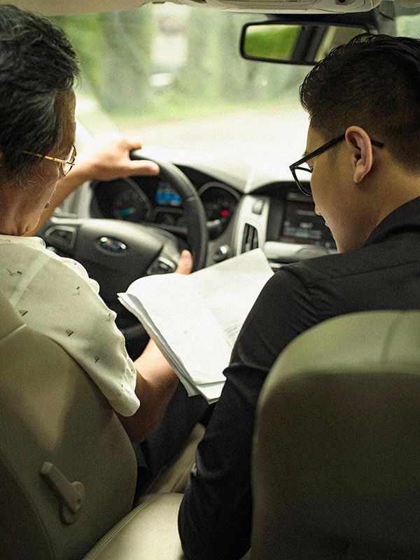 Bố không chỉ thường xuyên "tháp tùng" cậu út đi làm, mà còn là người cho anh lời khuyên hữu ích và góp ý cho anh trên mỗi bước đường đời.