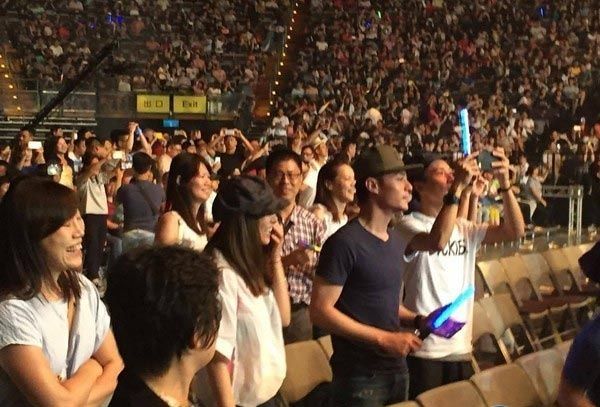 Anh ít khi mỉm cười trước ống kính.