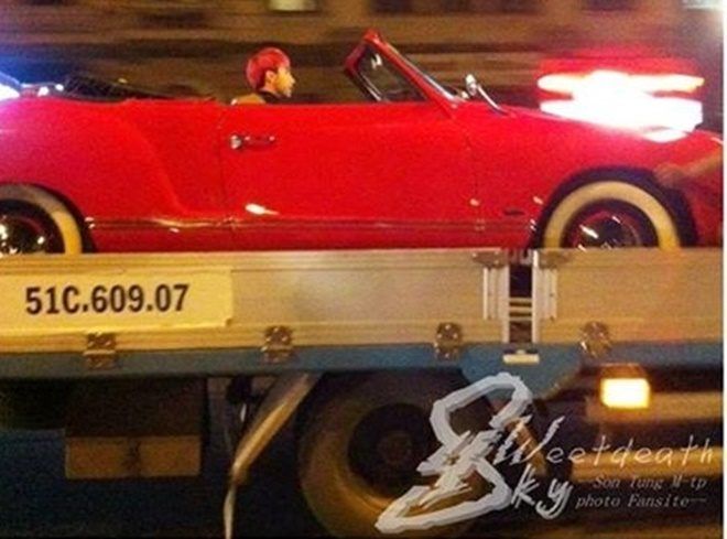 Thực ra cậu ấy được "vạn chuyển" bằng một chiếc xe khác. 