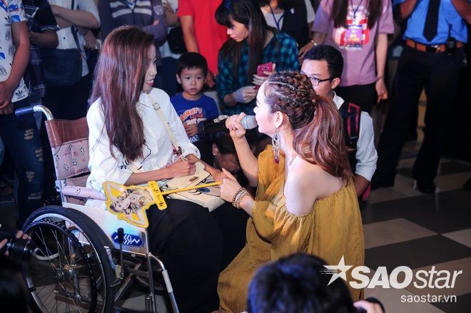 Minh Hằng đã xuống tận nơi giao lưu, hỏi thăm cô bé.