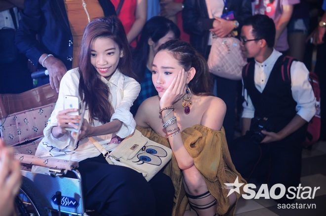 Và nhí nhảnh chụp ảnh selfie cùng bé Son.