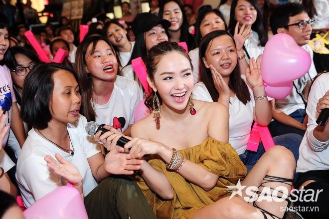 Trước buổi fan meeting, FC Cần Thơ của Minh Hằng còn đi làm từ thiện ở 1 cơ sở nuôi dưỡng các trẻ em kem may mắn. Hành động ý nghĩa như món quà mừng sinh nhật thần tượng.