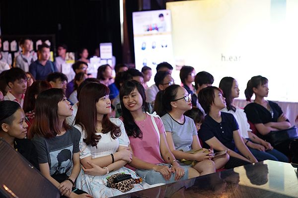 Buổi gặp gỡ diễn ra trong không khí ấm cúng, ngập tràn tiếng cười.