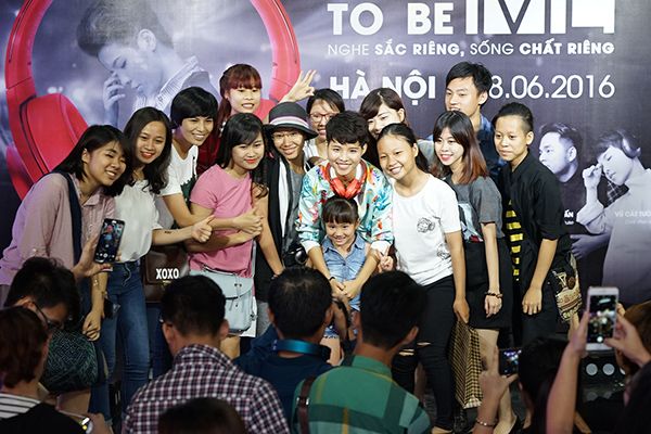 Không quên chụp hình kỷ niệm với người hâm mộ.