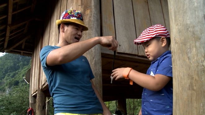 Những khoảng sắc chăm sóc con tận tình và đáng yêu của nghệ sĩ Xuân Bắc.