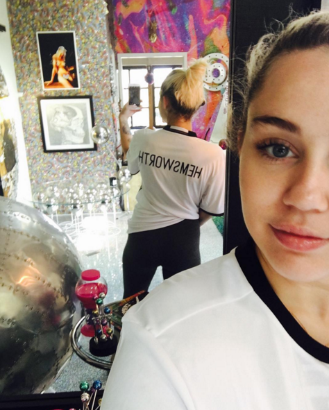 Miley thể hiện tình cảm của mình với Liam.