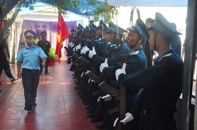 Từ đầu giờ chiều đồng đội, gia đình, hàng xóm láng giếng đã sẵn sàng đón phi công Khải về quê nhà.