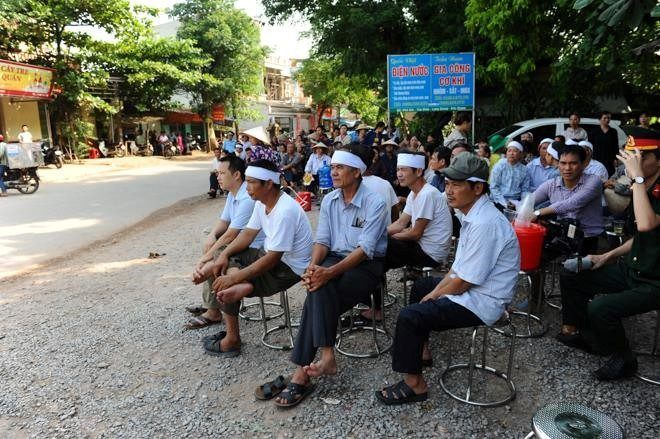 Từ đầu giờ chiều 20/6, đồng đội, gia đình, hàng xóm láng giếng đã sẵn sàng đón phi công Khải về quê nhà.